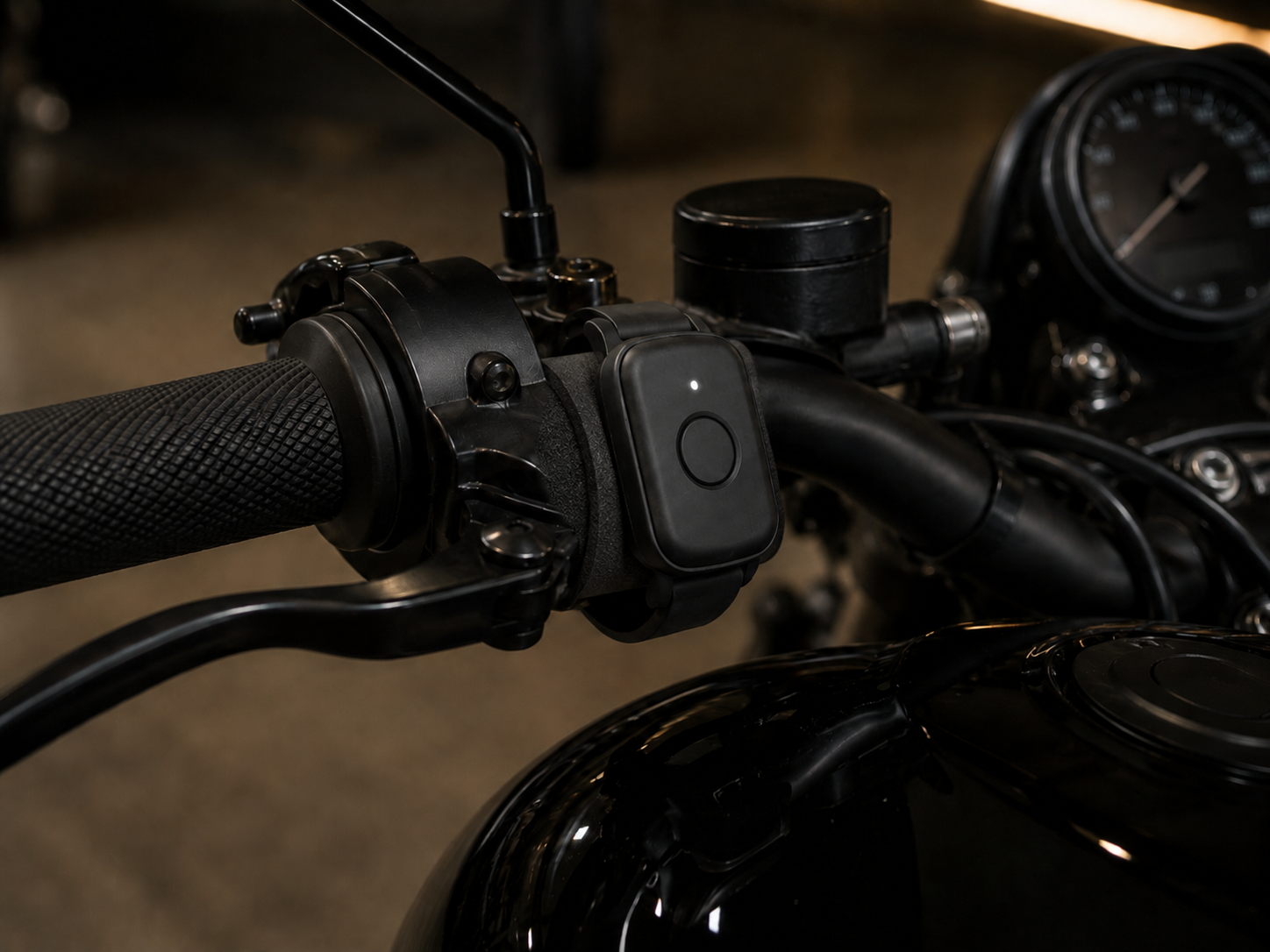 Pilot ParkShield zamocowany przy kierownicy motocykla na piankowym adapterze